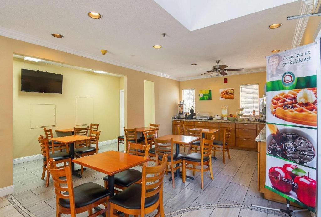 Inn Quality Yosemite Airport 2*