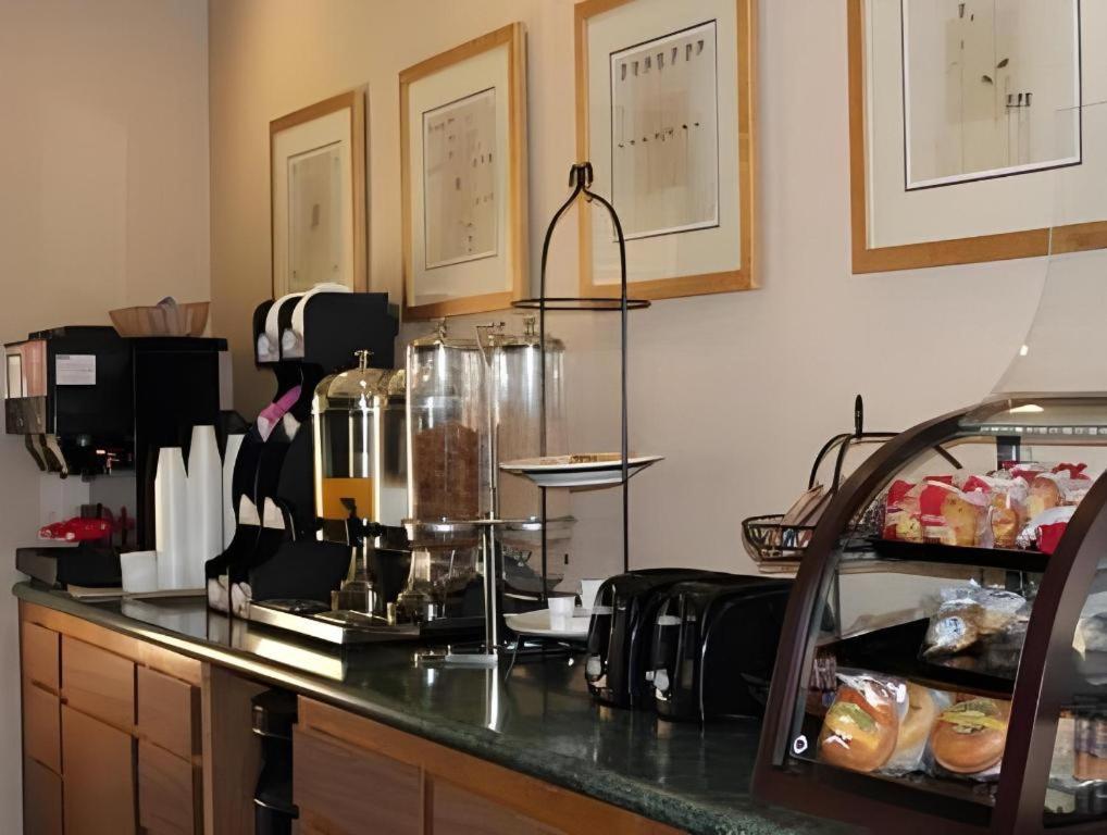 Inn Quality Yosemite Airport 2*