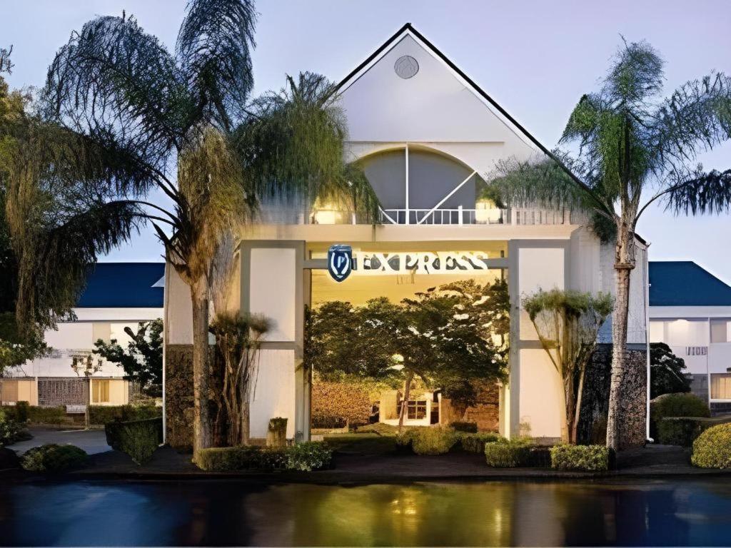 Quality Yosemite Airport Inn 2*