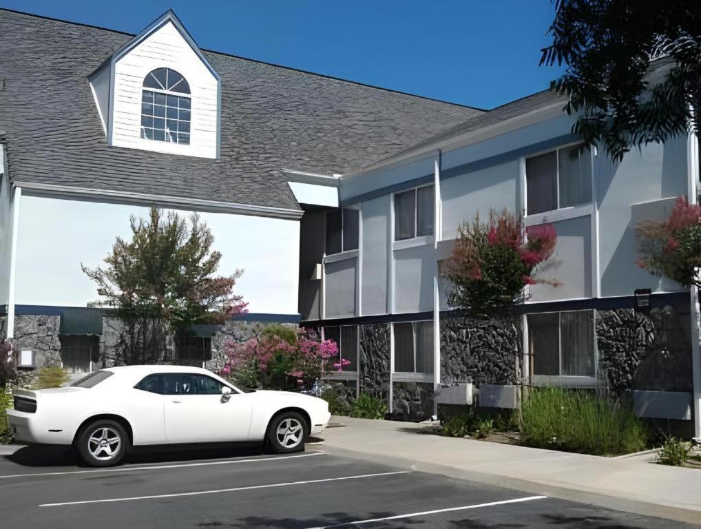Quality Yosemite Airport Inn 2*