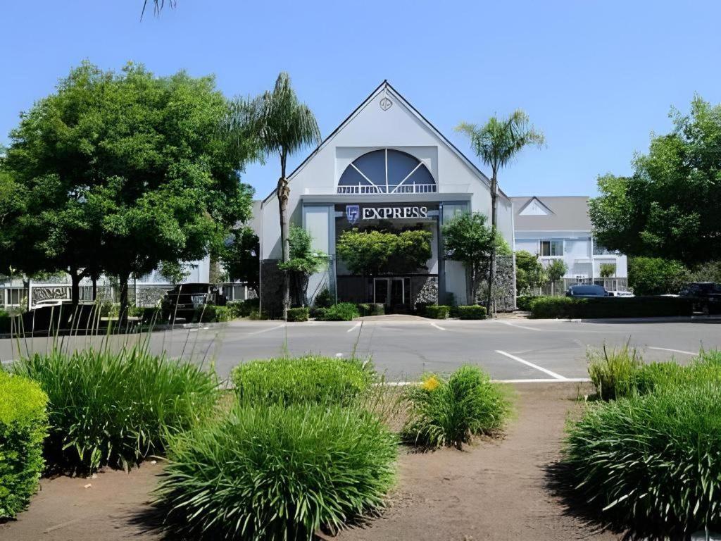 Quality Yosemite Airport Inn 2*