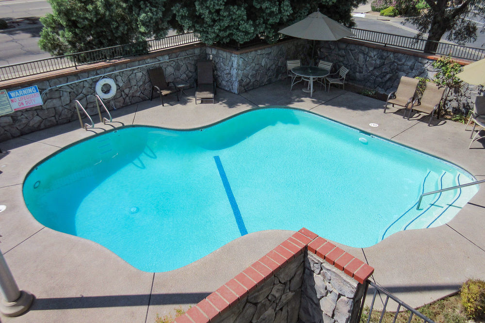 Inn Quality Yosemite Airport 2*